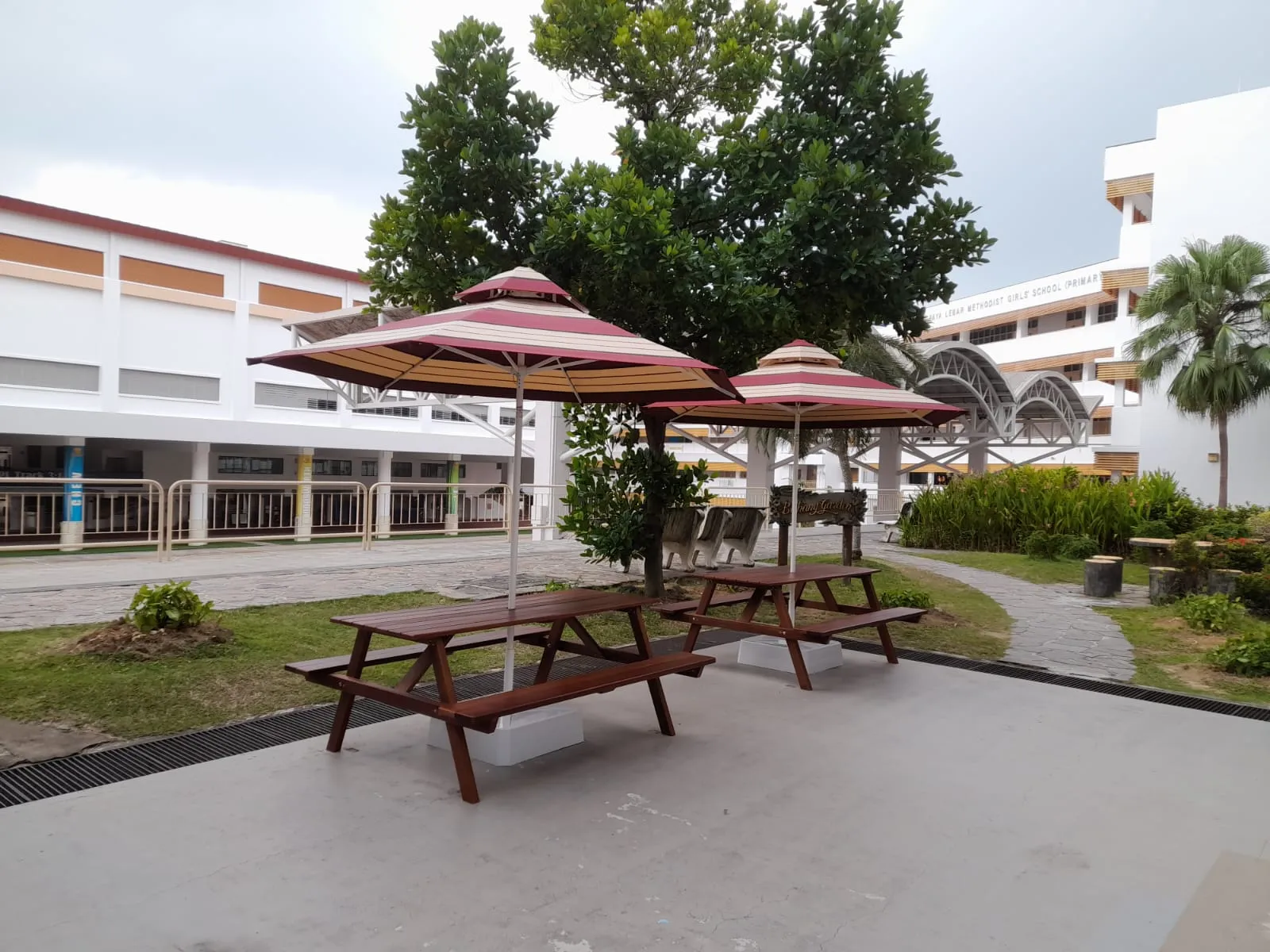 /src/assets/images/products/picnic-bench/WhatsApp Image 2023-10-09 at 15.41.39_c3cd0251(benchw awning).jpg